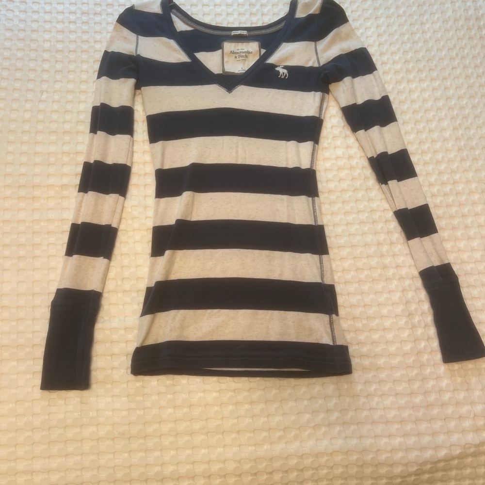 Abercrombie & Fitch Navy and Cream Striped V-Neck Top